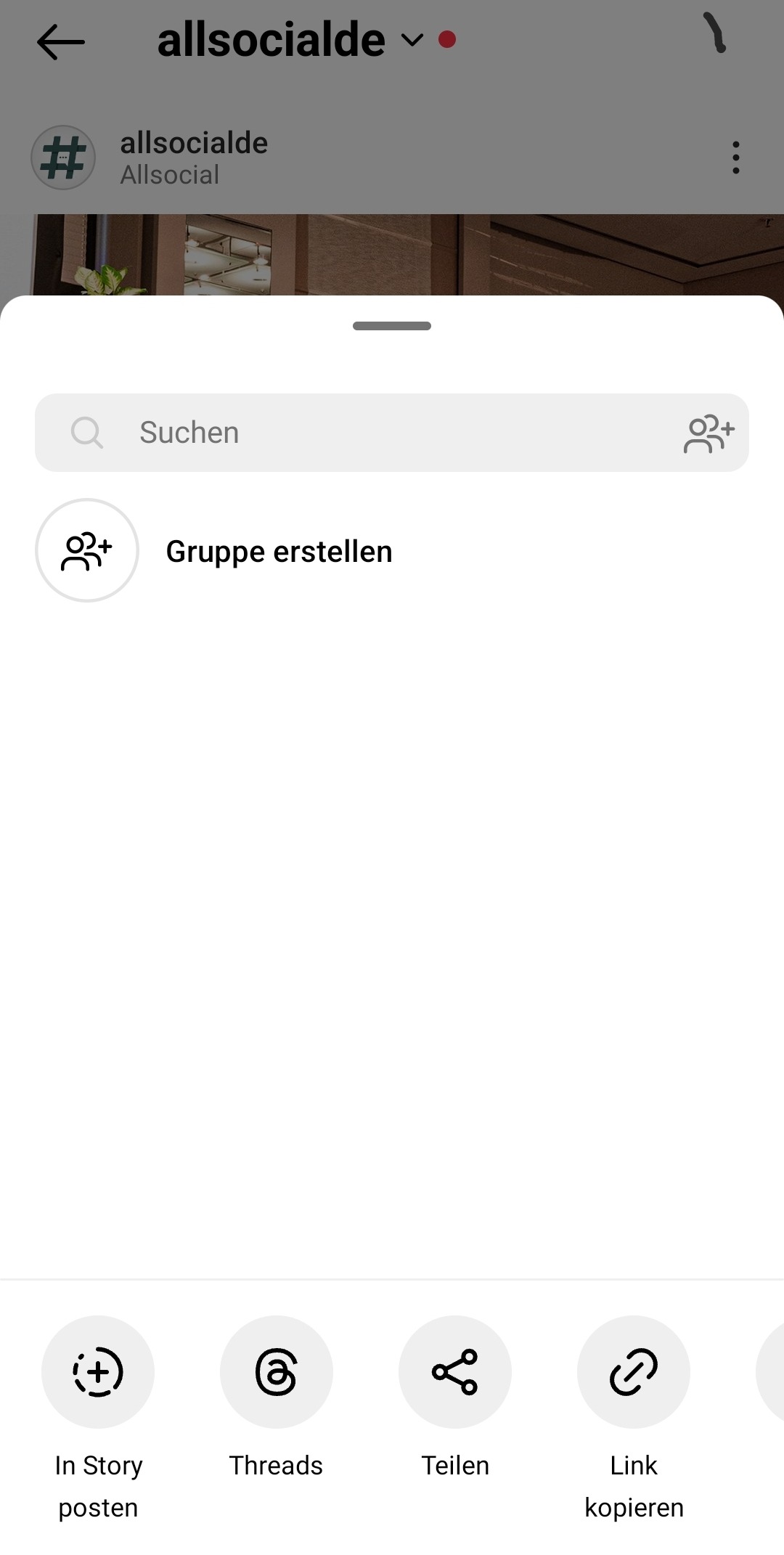 Screenshot der Instagram Nutzer-Oberfläche. Nach einem Klick auf den Teilen Button ist es möglich, einen Beitrag auch auf Threads zu teilen.
