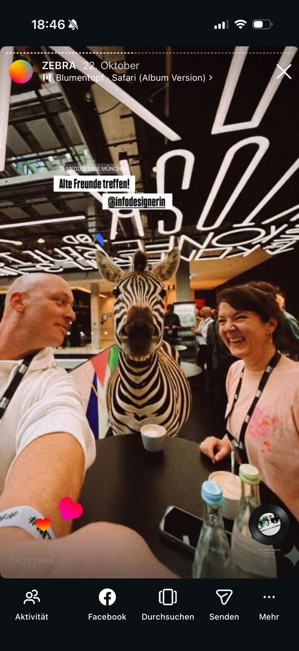 Das KI-generierte Zebra Pepsi-Carola eingefügt in ein echtes Foto von einer Konferenz.
