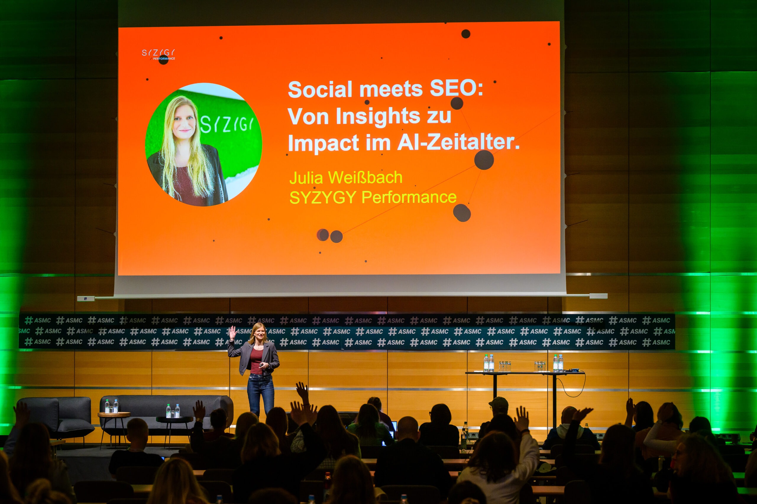 Julia Weißbach auf der Bühne vor Publikum in ihrem Vortrag “Social meets SEO: Von Insights zu Impact im AI-Zeitalter” auf AllSocial Marketing Conference 2026.