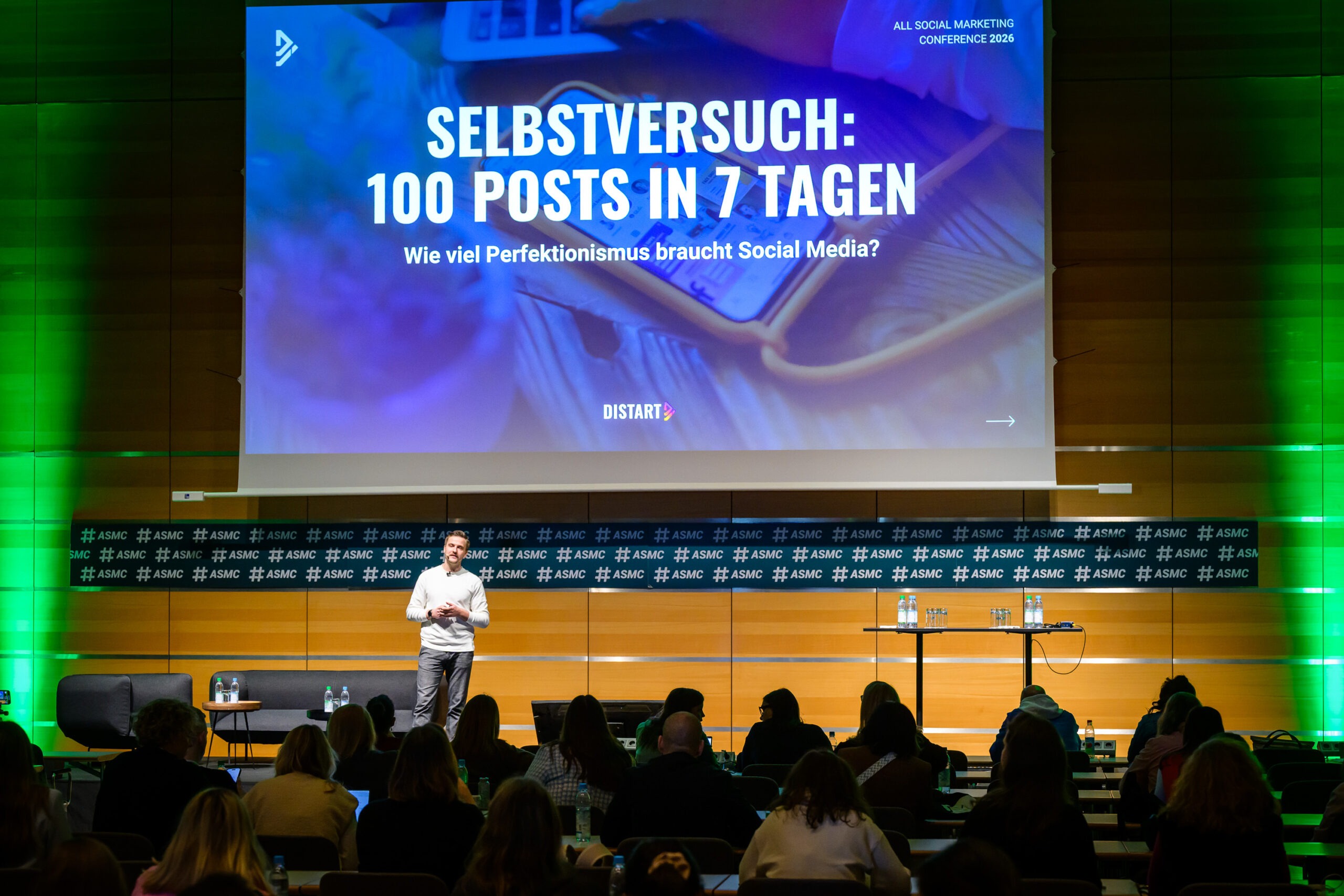 Foto von Philipp Lage auf der Bühne bei seinem Vortrag "Selbstversuch: 100 Posts in 7 Tagen – Wie viel Perfektionismus braucht Social Media?" auf der AllSocial Marketing Conference 2026.
