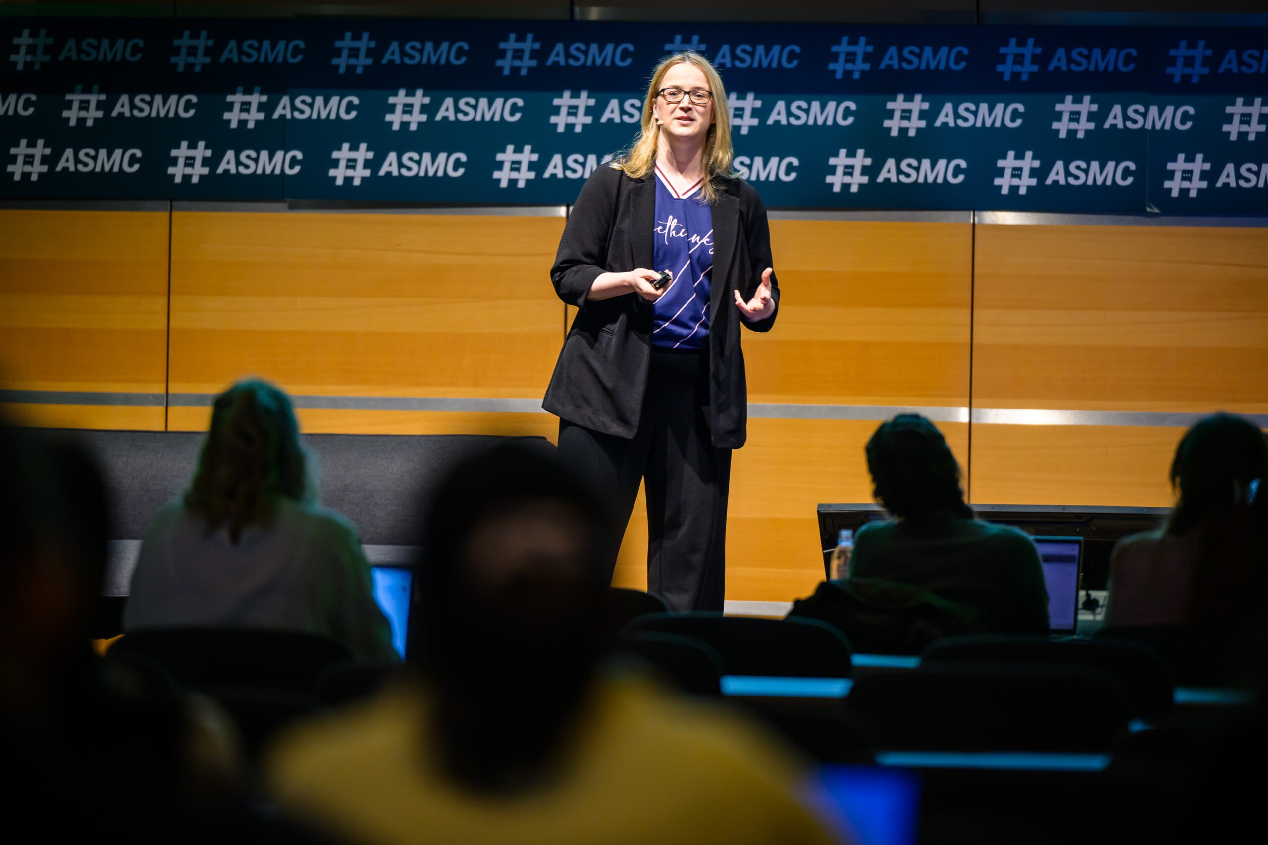 Dr. Juliane Howitz spricht vor Publikum auf der Bühne der AllSocial Marketing Conference in München zu ihrem Vortrag über die Performance von LinkedIn Unternehmensaccounts.