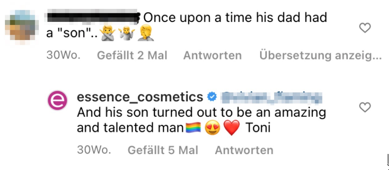 Ein Screenshot mit dem im Text angeführten Beispiel. Unter einem Video, in dem ein Mann ein aufwendiges Make-up trägt, kommentiert jemand abwertend. Essence antwortet schlicht: Und aus diesem Sohn ist ein wunderbarer, talentierter Mann geworden, gefolgt von Regenbogenflagge und zwei Herzen.
